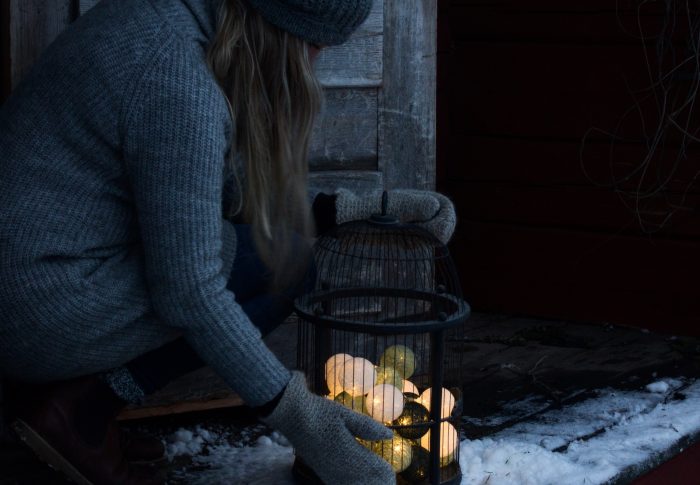 I skuggan från gatlyktors gula sken ser snöflingor svarta ut.